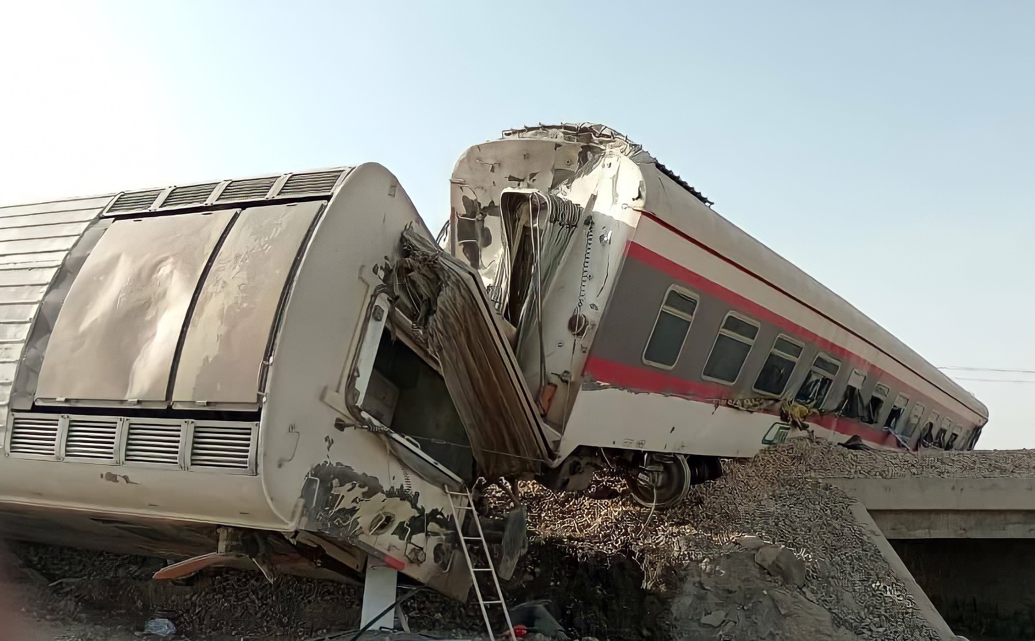 بیل مکانیکی و سرعت زیاد عامل واژگونی قطار مشهد به یزد